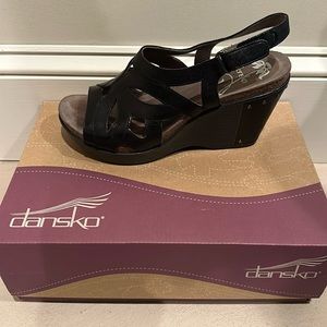 Comfort sandal, excellent condition,with 3 1/4” wedge,platform 1/2” Velcro strap